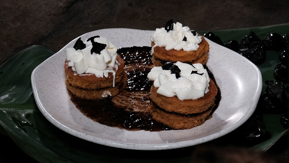 Cake de choclo con mosto y mermelada de pechiche - La Favorita
