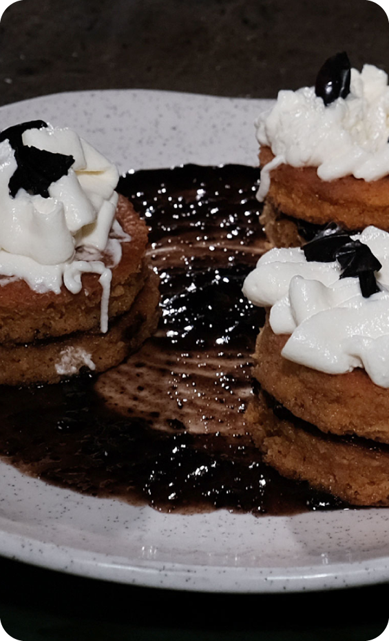 Cake de choclo con mosto y mermelada de pechiche - La Favorita