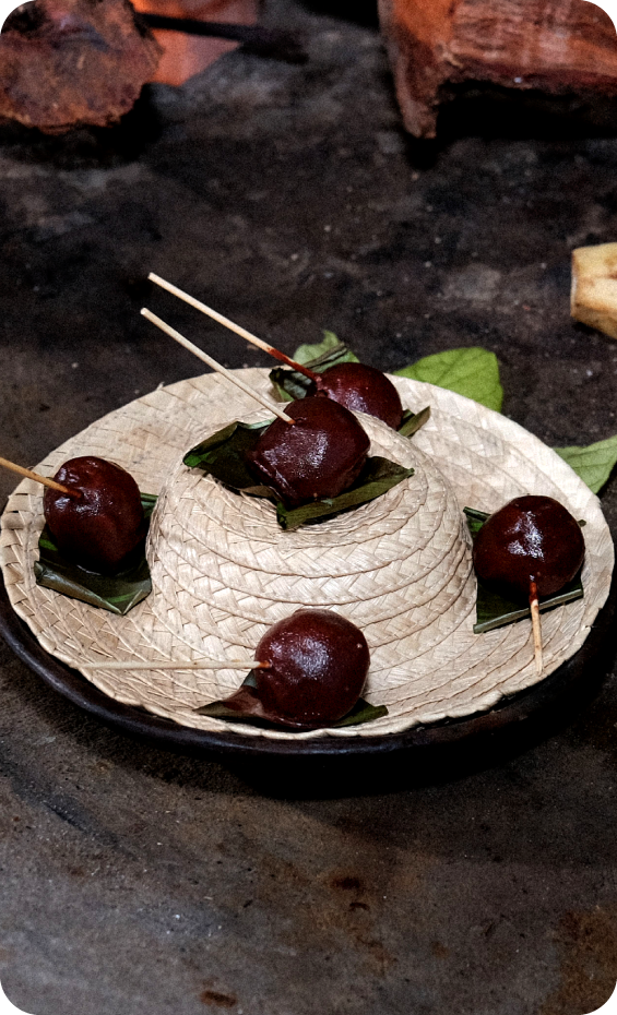 Bombón de maduro con relleno de mananí y cobertura de chocolate - La Favorita