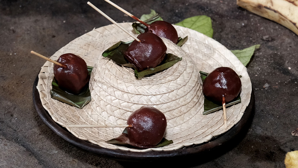 Bombón de maduro con relleno de mananí y cobertura de chocolate - La Favorita