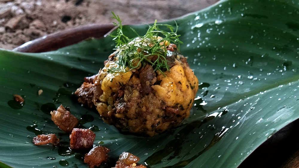 Bolón de verde con chicharrón y cilantro - La Favorita