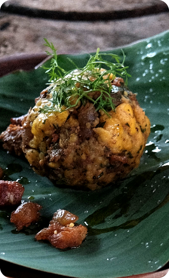 Bolón de verde con chicharrón y cilantro - La Favorita